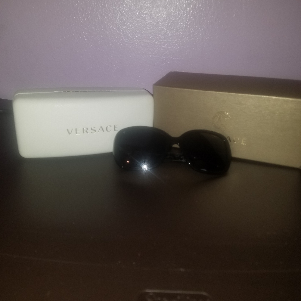 Versace Shades - Picture 2 of 6